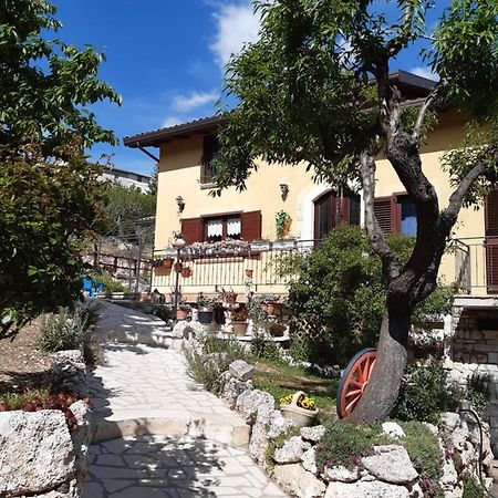 Il Girasole Bed & Breakfast Castelvecchio Calvisio Exterior photo