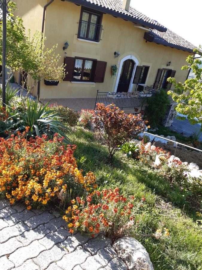 Il Girasole Bed & Breakfast Castelvecchio Calvisio Exterior photo