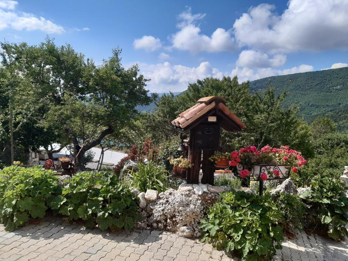 Il Girasole Bed & Breakfast Castelvecchio Calvisio Exterior photo